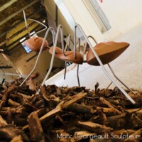 Installation
// 2018 // composé de 15 à 20 fourmis (35cm*30cm*30ccm/ inox ou aluminium, cèdre ou douglas) , copeaux en tas, bande son et video-mapping
Coproduction Centre d'art "Les 3 Cha" Installation // 2018 // composé de 15 à 20 fourmis (35cm*30cm*30ccm/ inox ou aluminium, cèdre ou douglas) , copeaux en tas, bande son et video-mapping Coproduction Centre d'art "Les 3 Cha"