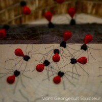 Installation sculpture // 2018 // nylon, bois, métal, plastique //
8m x 8m Toile 7mx7m et 120 araignées // Nylon, acier et plastique recyclé // coproduction 3CHA // crédit photo Apolline Poulain