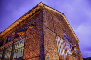 Installation festival ArtsInSitu 2019 // domaine des Lormandieres // fourmi 2m*2m30 // coproduction 3Cha // credit Photo Mag'Net Sculpture monumentale d' une fourmi accrochée au mur.