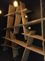 Chêne brut de sciage, assemblage sans visses// 2.30m X 3.50m X 0.35m // 2019 Étagère cave mobilier intérieur
