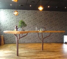 Cèdre, acier cintré et thermos-laqué //
environ 3m X 3m X 1.10 m // 2018 Table sushi bar