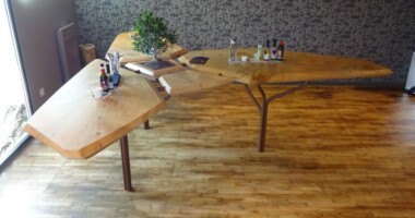 Cèdre, acier cintré et thermos-laqué //
environ 3m X 3m X 1.10 m //2018 Cèdre, acier cintré et thermos-laqué // environ 3m X 3m X 1.10 m // 201