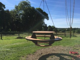 Table suspendue 6 places // 3.20m X 0.75 m// Douglas et acier // 2019 Table perchée mobilier exterieur Table suspendue 6 places // 3.20m X 0.75 m// Douglas et acier // 2019