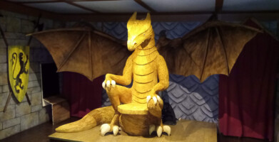 Commande pour Enigmaparc (35) // 2023
cèdre et cyprès, cuir métal, et motorisation // 2m20 x 3m50 // Tête et ailles articulés Sculpture articulée représentant un dragon assit sur sa queue, Commande pour un parc de loisirs (35). Cèdre et cyprès, cuir métal, et motorisation 2m20 x 3m50