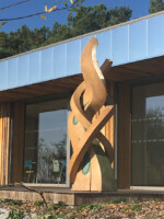 Sculpture //2018
Chêne et inox // 2m80
Commande publique du Val d Ille Sculpture sur bois Commande publique du Val d Ille Aubigné // 2018 Chêne et inox 2m80