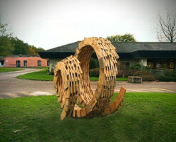 Sculpture // 2022
2m* 1m5 // châtaignier
Projet participatif avec les résidents d'un lieu de vie pour personnes porteuses de handicape
La MAS sur le site du Placis Vert Sculpture monumentale, assemblage de planche de châtaigner. Projet participatif avec les résidents d'un lieu de vie pour personnes porteuses de handicape