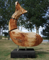 Symposium Montjean sur Loire // 2012
Séquoia et acier inoxydable // hauteur 3m50 Sculpture monumentale Marc Georgeault Poisson de 3 m exposé devant la Loire