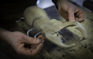 Marc Georgeault dans sont atelier de sculpture au Château des pères // crédit photo Martin Boudier Marc Georgeault dans sont atelier de sculpture au Château des pères // crédit photo Martin Boudier