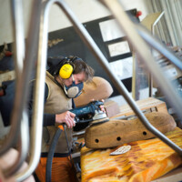 Finition ponçage Marc Georgeault dans sont atelier de sculpture au Château des pères // crédit photo Martin Boudier Finition ponçage Marc Georgeault dans sont atelier de sculpture au Château des pères // crédit photo Martin Boudier