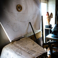 Atelier de sculpture au Château des pères // crédit photo Martin Boudier Marc Georgeault dans sont atelier de sculpture au Château des pères // crédit photo Martin Boudier